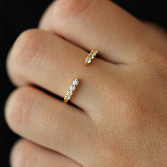 18k open gold wedding band on hand