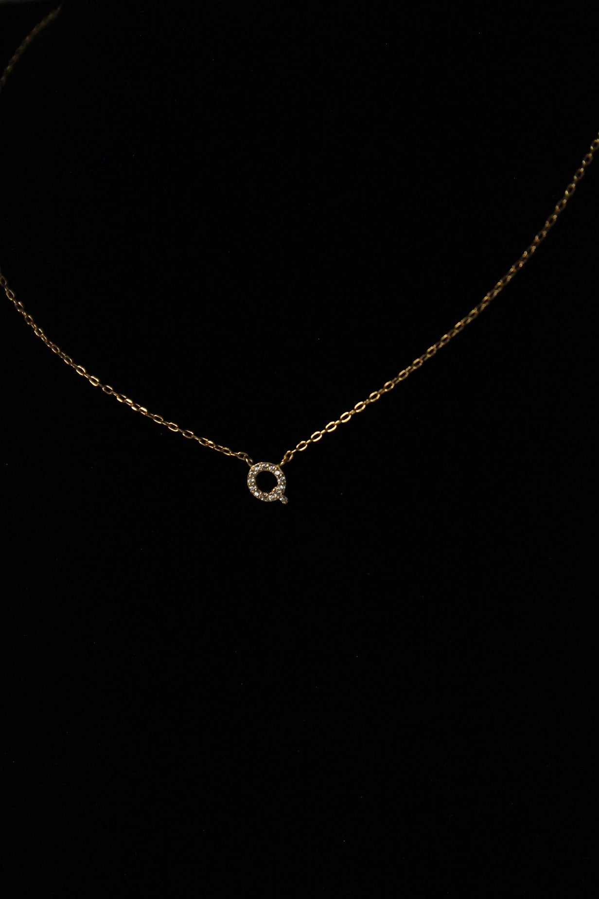 letter q necklace in gold