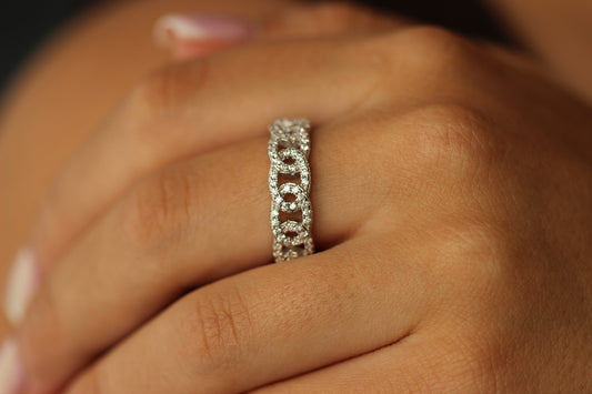 Chain link ring in silver on hand