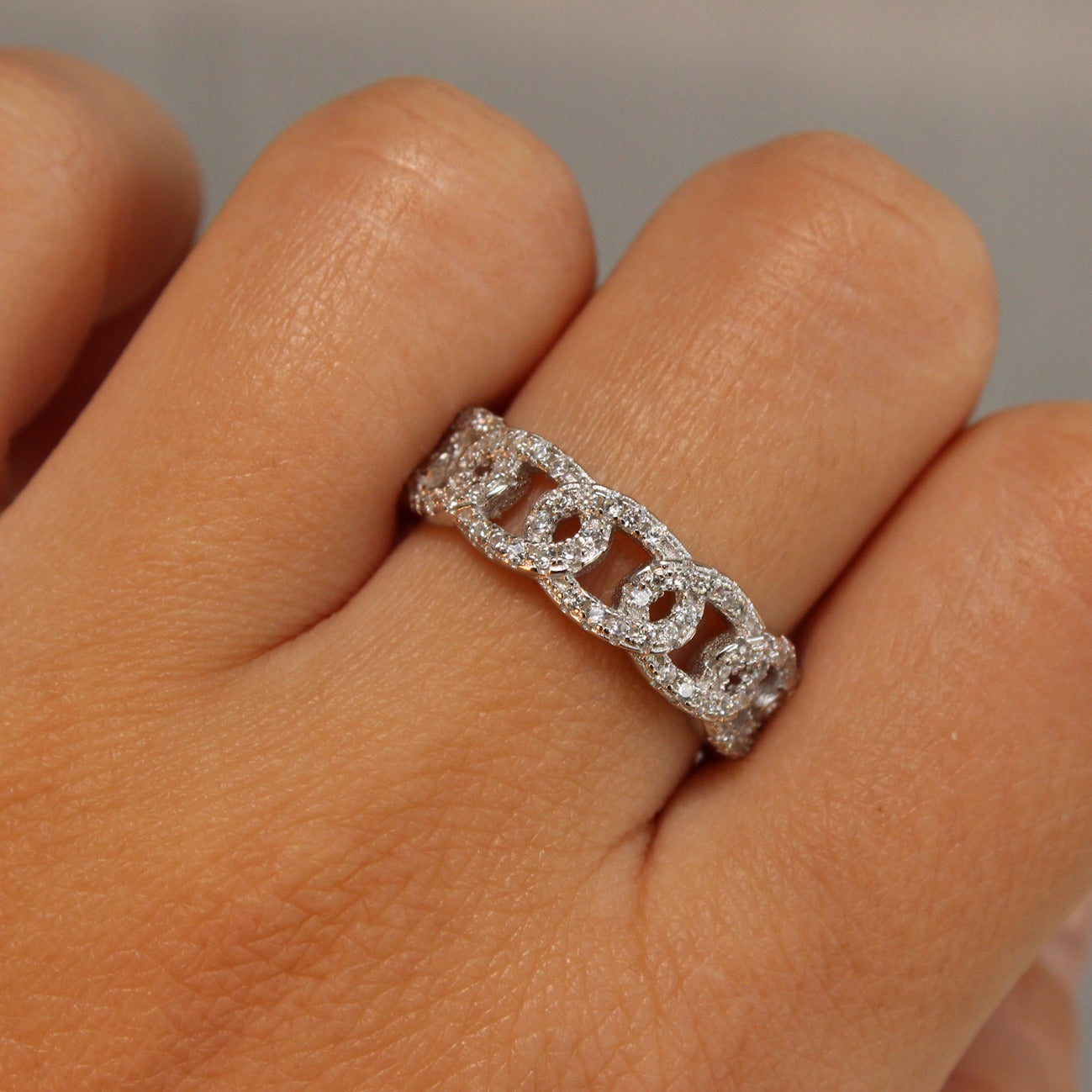 chain link ring in silver on hand