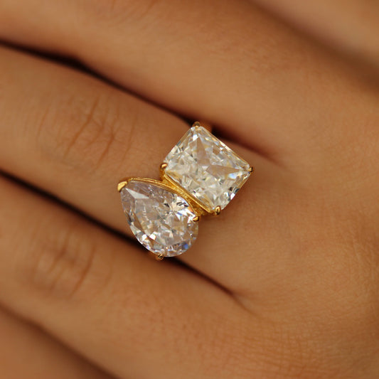 Gold toi et moi ring on hand