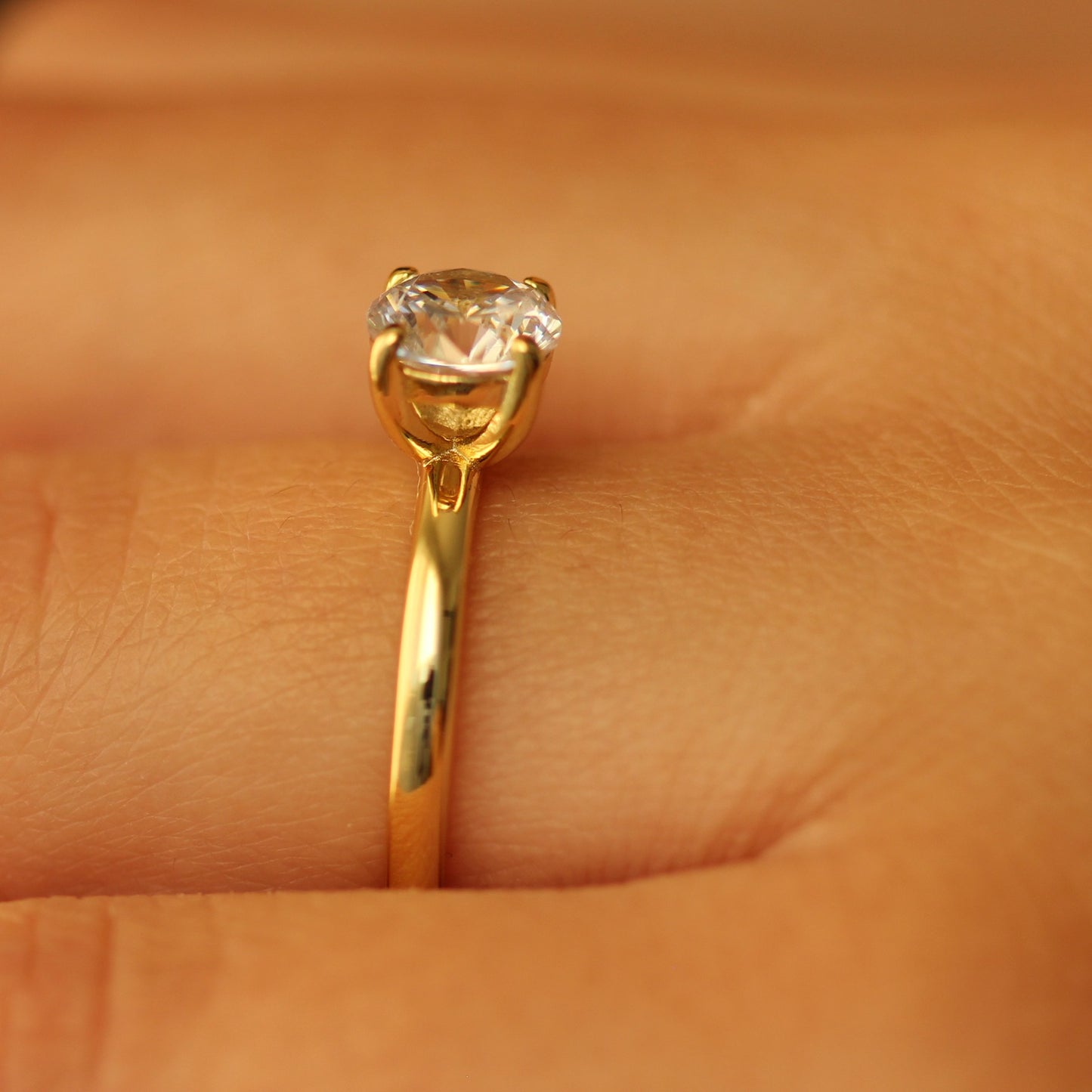 Gold round ring on hand side profile