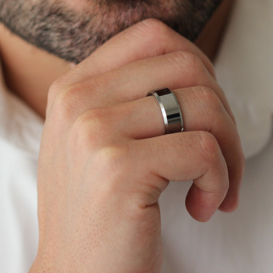 Men’s polished silver ring with a beveled edge
