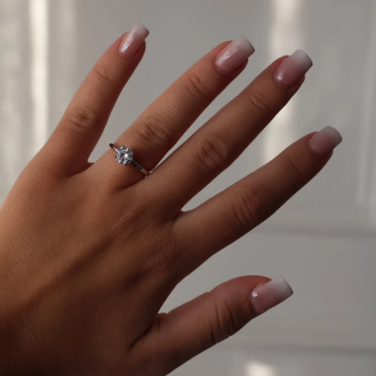 1 carat round cut silver solitaire ring