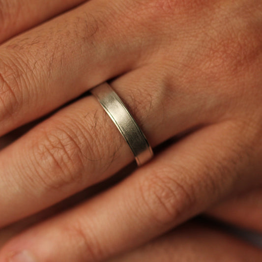 4.8mm men's 925 silver ring worn on hand
