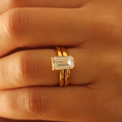 18k Gold vermeil wedding band and 3ct emerald ring on hand