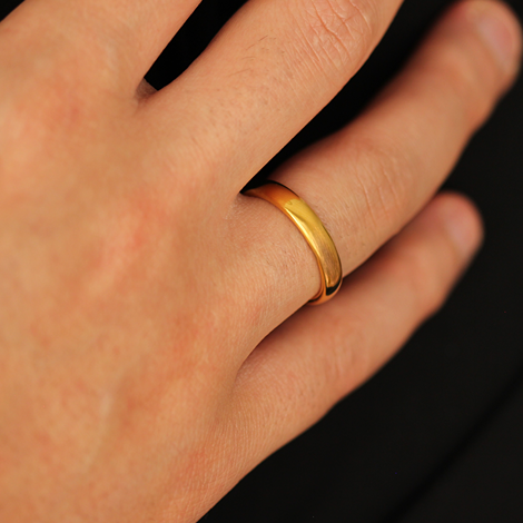 Man wearing 4mm gold polished wedding band on hand