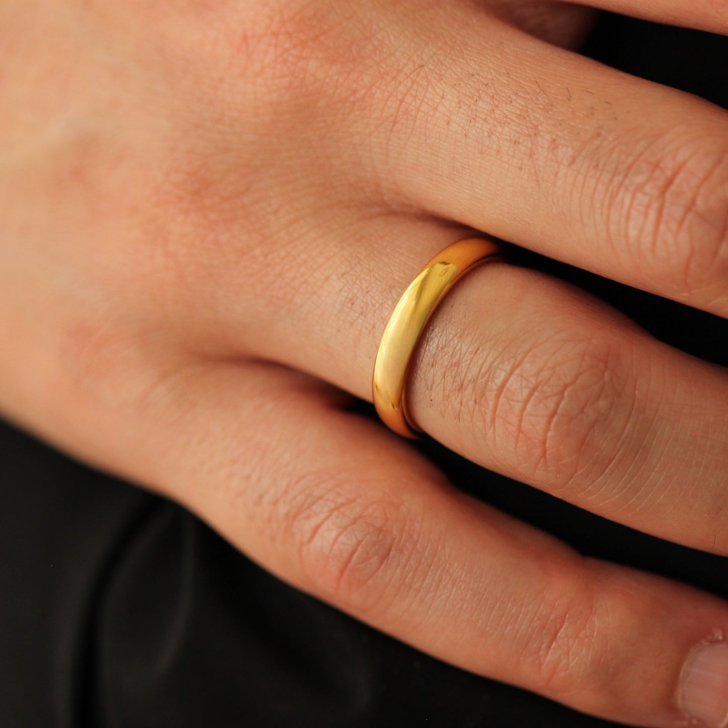 polished gold wedding band 4mm width on men's hand