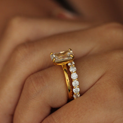 side profile of 18k gold vermeil ring on hand with stacking ring