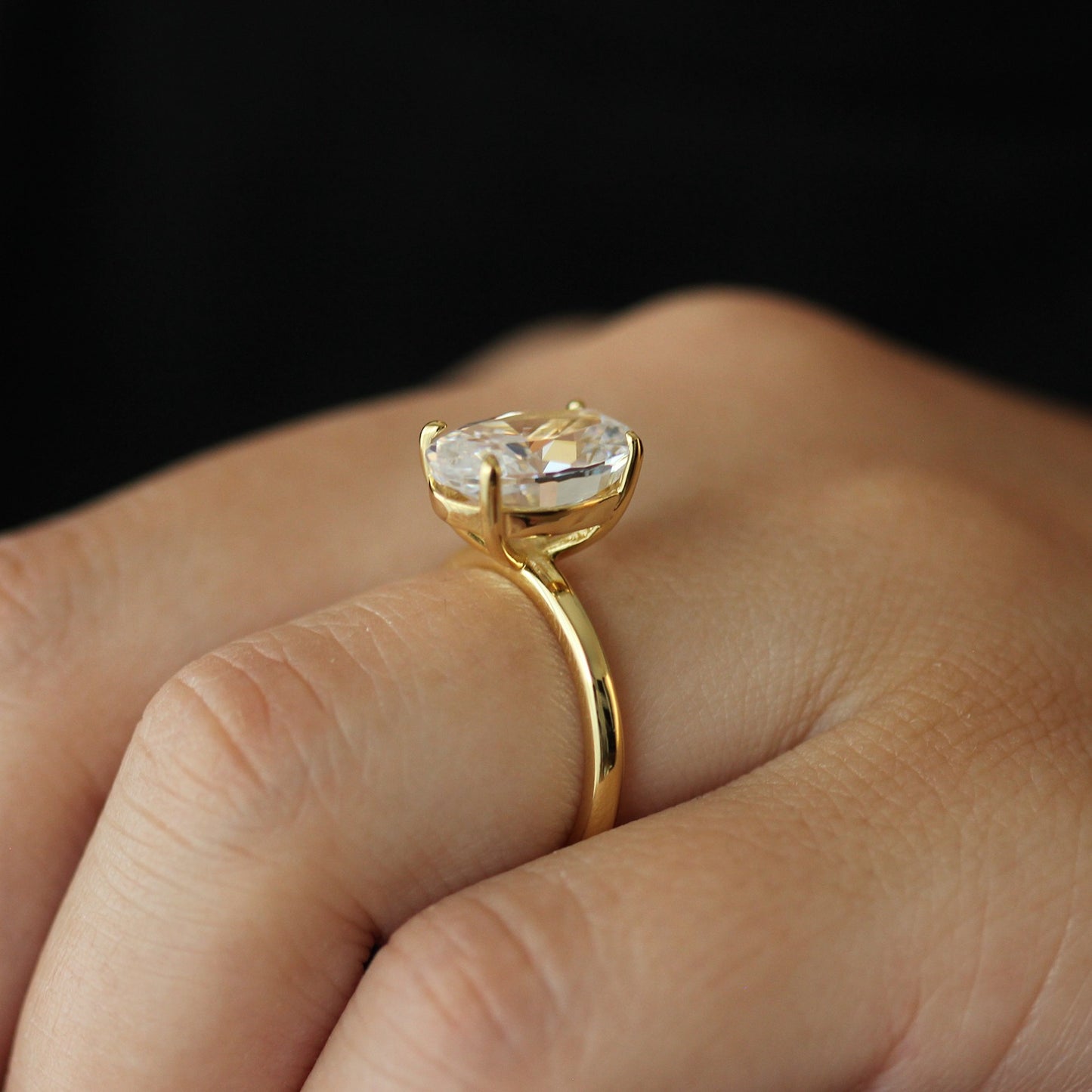side view of 14k gold oval ring on hand