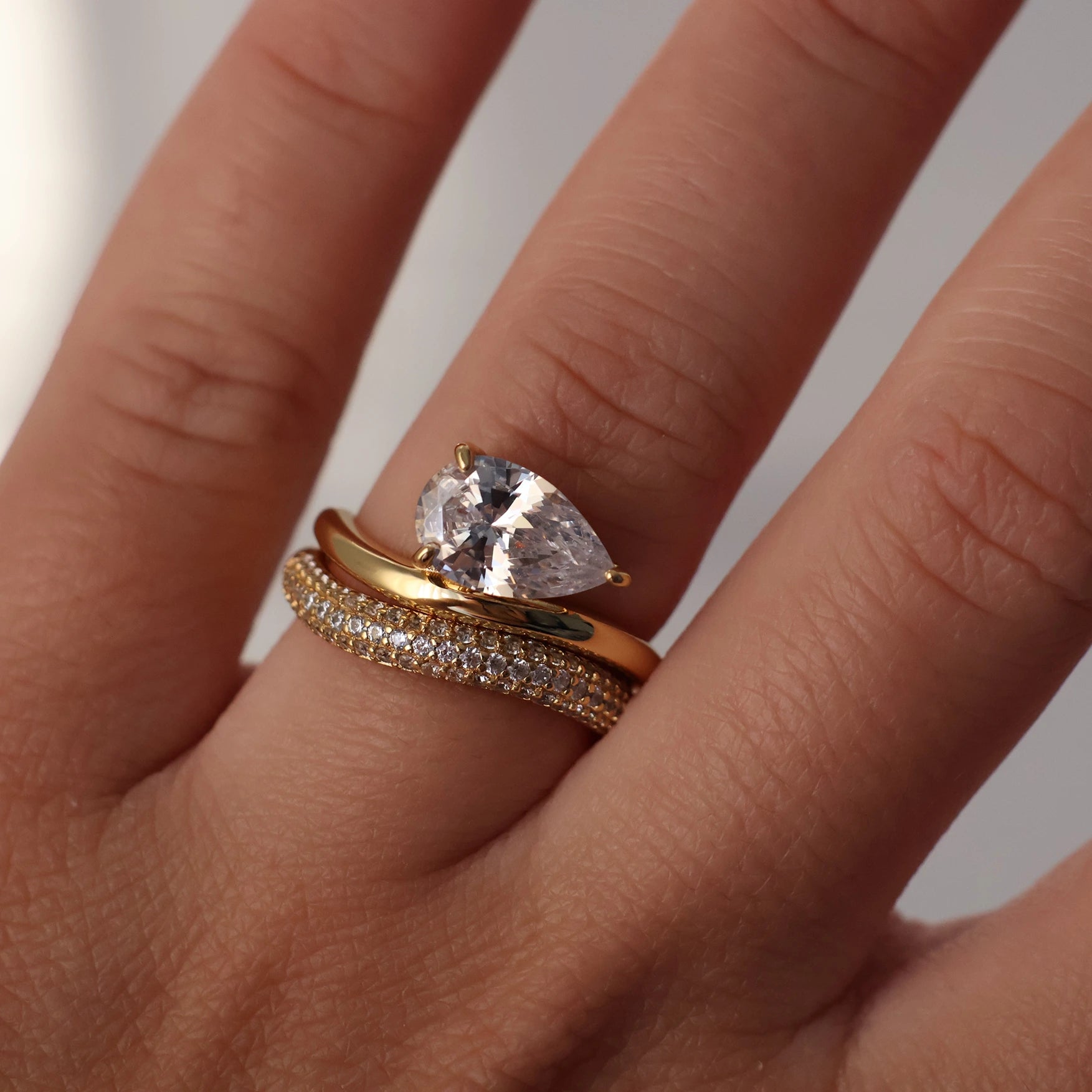 Pear shaped east west wedding ring set with gold band