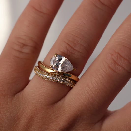 Pear shaped east west wedding ring set with gold band